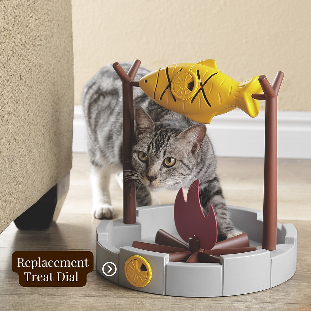 Interactive Cat Treat-Dispensing Puzzle Toy, Rotating Grilled Fish Design for Indoor Cats